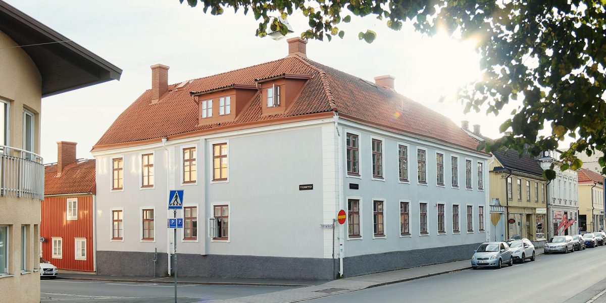 Fasad av Balladen 3 på Östra Storgatan 54 i Jönköping, en charmig fastighet med innergård och centralt läge.