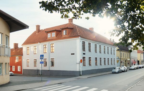 Fasad av Balladen 3 på Östra Storgatan 54 i Jönköping, en charmig fastighet med innergård och centralt läge.