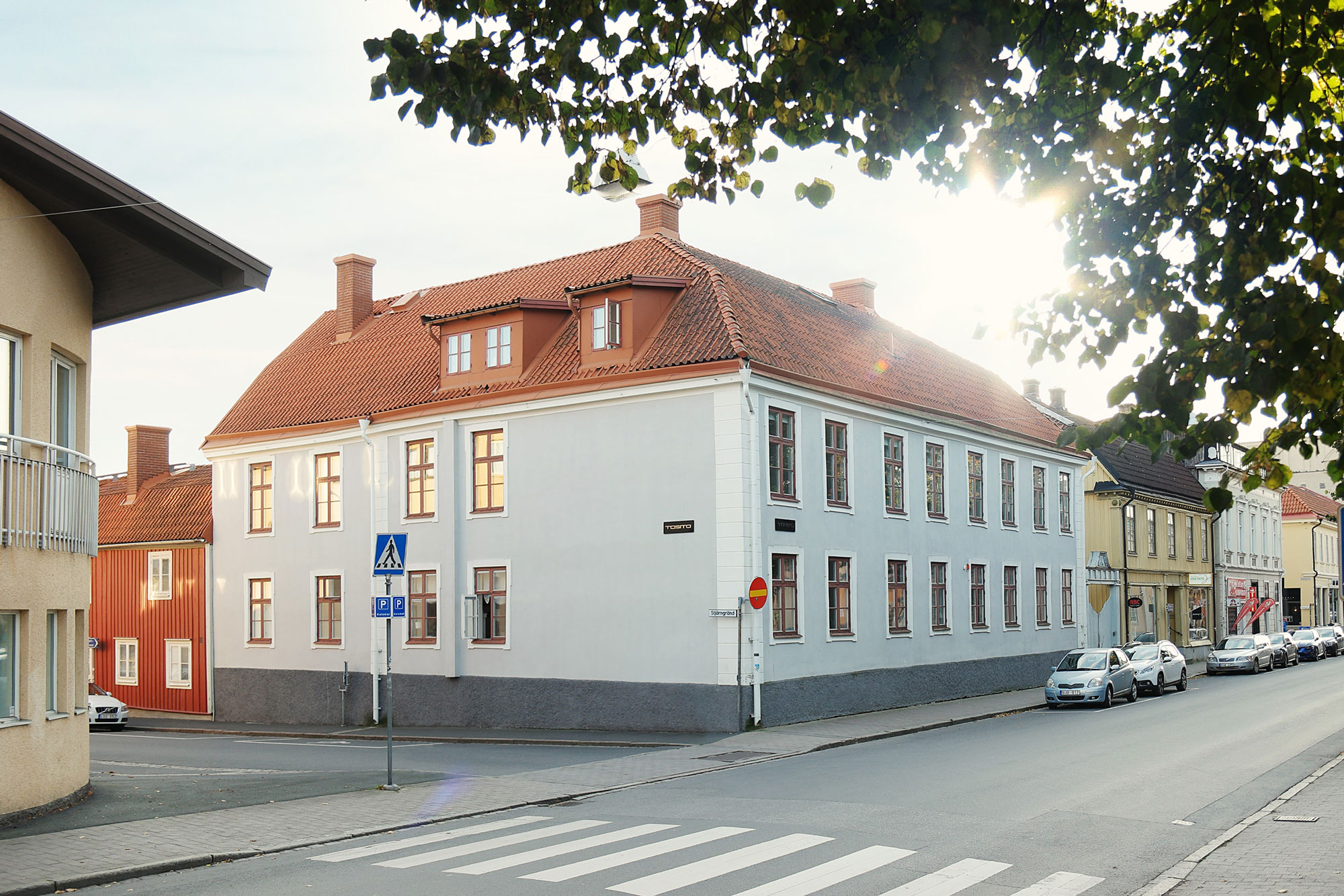 Fasad av Balladen 3 på Östra Storgatan 54 i Jönköping, en charmig fastighet med innergård och centralt läge.