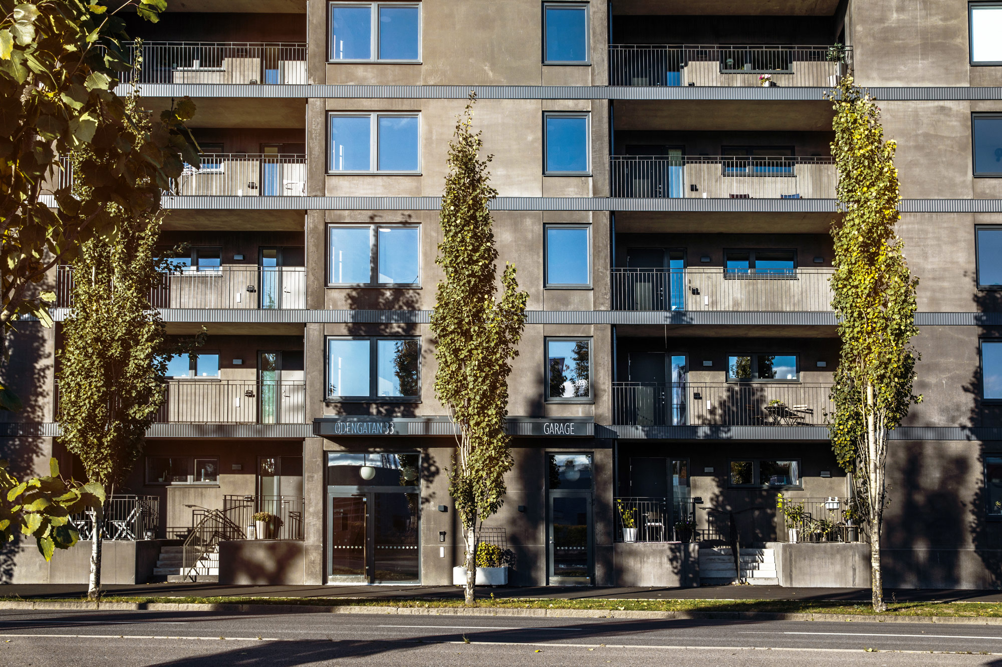 East i Jönköping – ett nytt kvarter med arkitektur i betong, metall och tegel, som skiljer stadens tempo från den lugna innergården.
