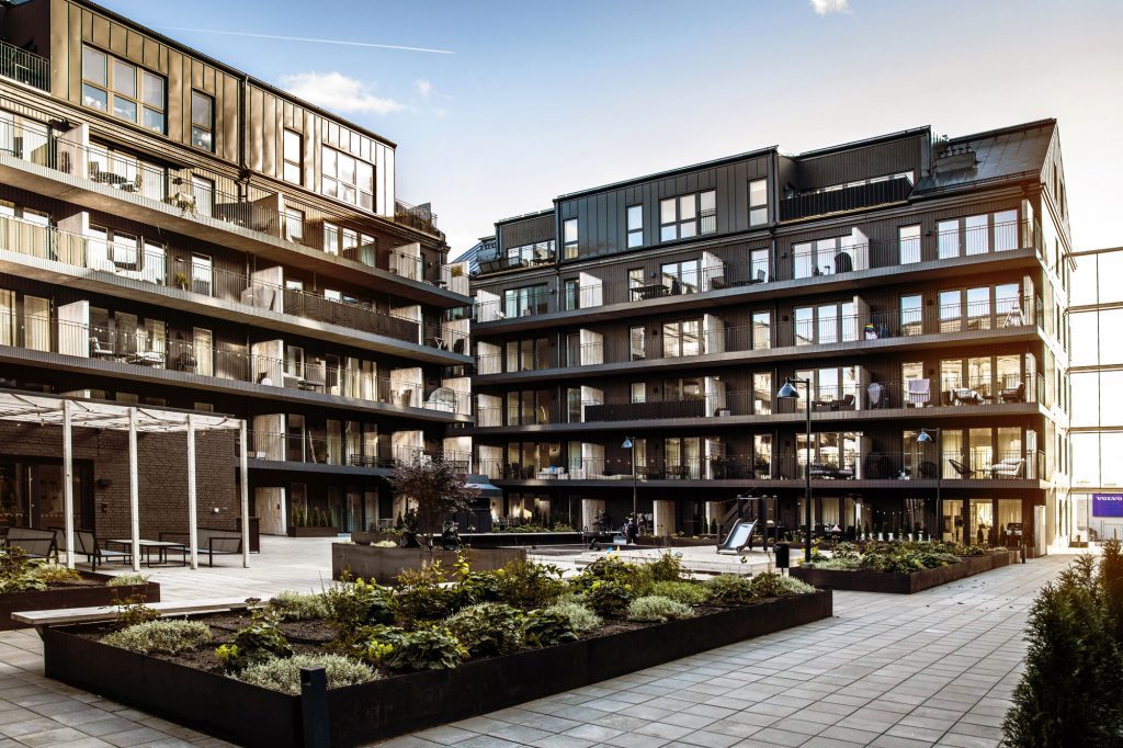 East i Jönköping – ett nybyggt kvarter med en mix av betong, metall och tegel som avgränsar stadens tempo från den lugna innergården.