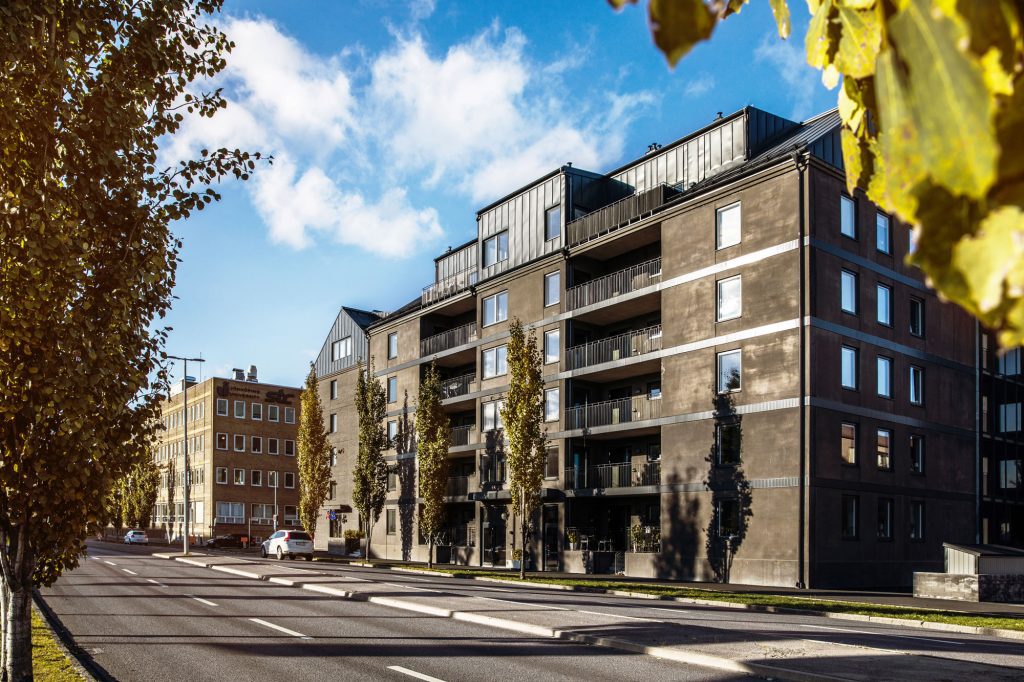 East i Jönköping – ett nytt kvarter med mörka betong-, metall- och tegelhus som skiljer stadens puls från innergårdens lugn.