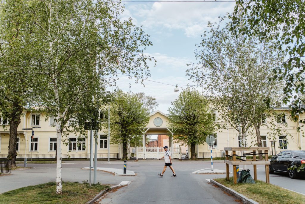 person som går utanför lokaler i Jönköping