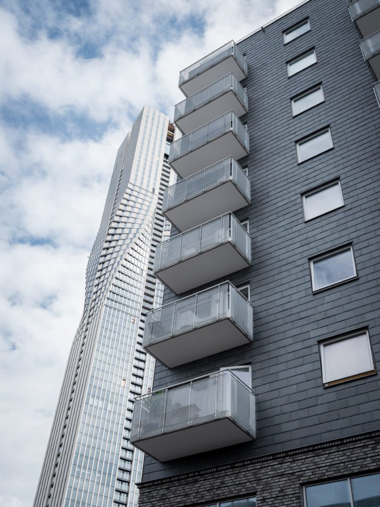 Modernt bostadshus i Karlastaden, Göteborg, med stilrena fasader och stora fönster.