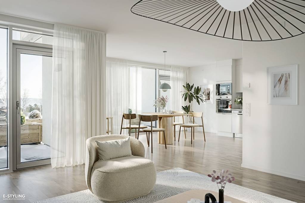 Ljust och modernt vardagsrum med matplats och stora fönster.