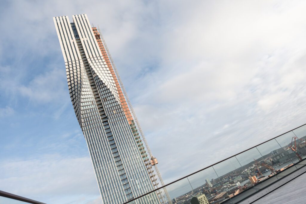 Luftig vy över Karlastaden i Göteborg med Karlatornet och vattnet i bakgrunden, en växande stadsdel med moderna bostäde