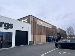 XPENG bilhall hos Nybergs Bil i Habo – modern träfasad och elbilsfokus, fastighet av Tosi