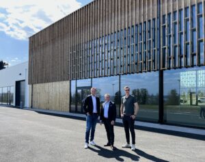 Nybergs Bil och XPENG – invigning av ny bilhall i Habo, modern fastighet från Tosito.