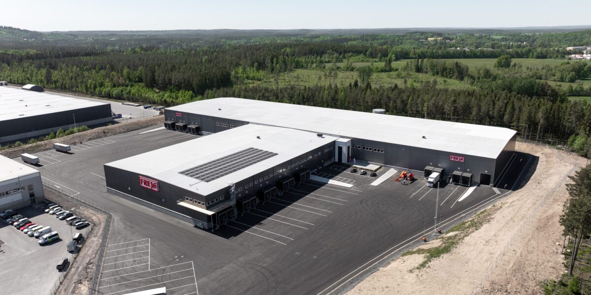 Modern logistikfastighet Berget på Logistikvägen 6 i Torsvik, Jönköping, med Miljöbyggnad, Silver-certifiering och solceller.
