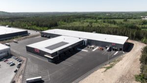 Modern logistikfastighet Berget på Logistikvägen 6 i Torsvik, Jönköping, med Miljöbyggnad, Silver-certifiering och solceller.
