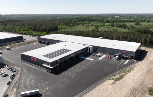 Modern logistikfastighet Berget på Logistikvägen 6 i Torsvik, Jönköping, med Miljöbyggnad, Silver-certifiering och solceller.