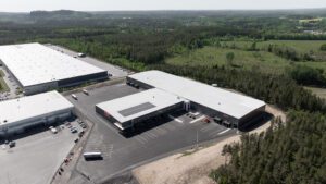 Flygbild över logistikfastigheten Berget – moderna lagerlokaler i naturnära läge, Tosito.