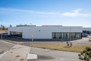 Flera entréer och parkeringsplatser vid modern lokal i Kärnekulla.