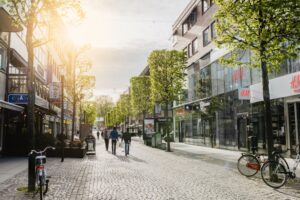 Morgonsol över gågata med butiker vid Bredgränd 5 i Jönköping.