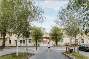 Gul trävilla med grönskande träd vid Barnarpsgatan 39.