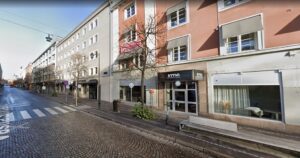 Gatuvy längs Västra Storgatan 4, Jönköping, med butiker och entréer.