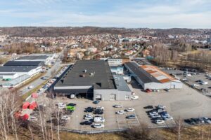 Industri- och lagerfastighet vid Thulevägen 2 i Huskvarna, med parkeringsplatser och omgivande stadsbebyggelse.