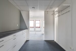 Entré med garderob och förvaring på Trädgårdsgatan 37.