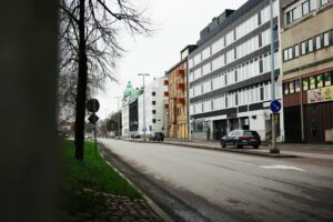 Gata med kontorsfastigheter och bostadshus vid Järnvägsgatan 9 i Jönköping.
