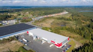 Stor logistikbyggnad vid Terminalgatan i Nässjö, omgiven av skog och industrimark.