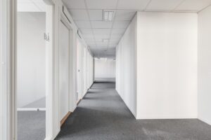 Ljus korridor med kontorsrum på Trädgårdsgatan 37.