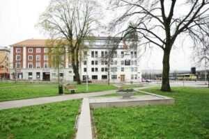 Västra Storgatan 4 i Jönköping sedd från grön parkmiljö.
