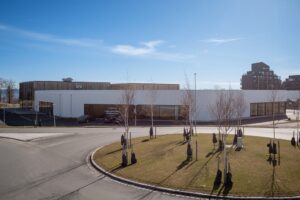 Modern lokal med stora fönster och sluten innergård i Kärnekulla.