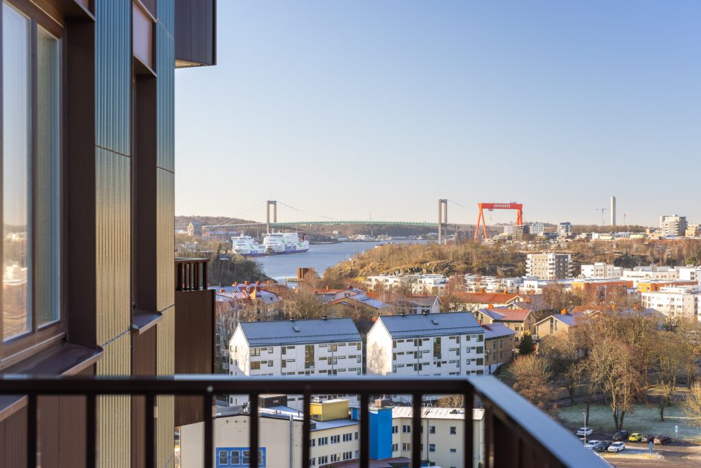 "Atmosfär i Karlastaden – en ny stadsdel i Göteborg med 125 moderna bostäder och närhet till service, natur och kommunikation."