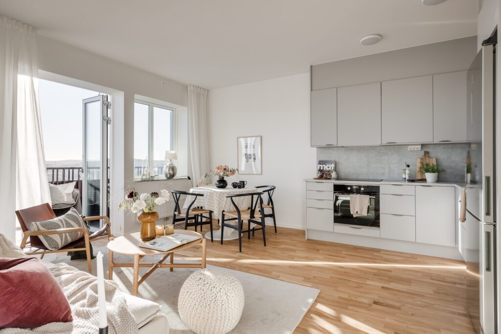 "Atmosfär i Karlastaden – en ny stadsdel i Göteborg med 125 moderna bostäder och närhet till service, natur och kommunikation."