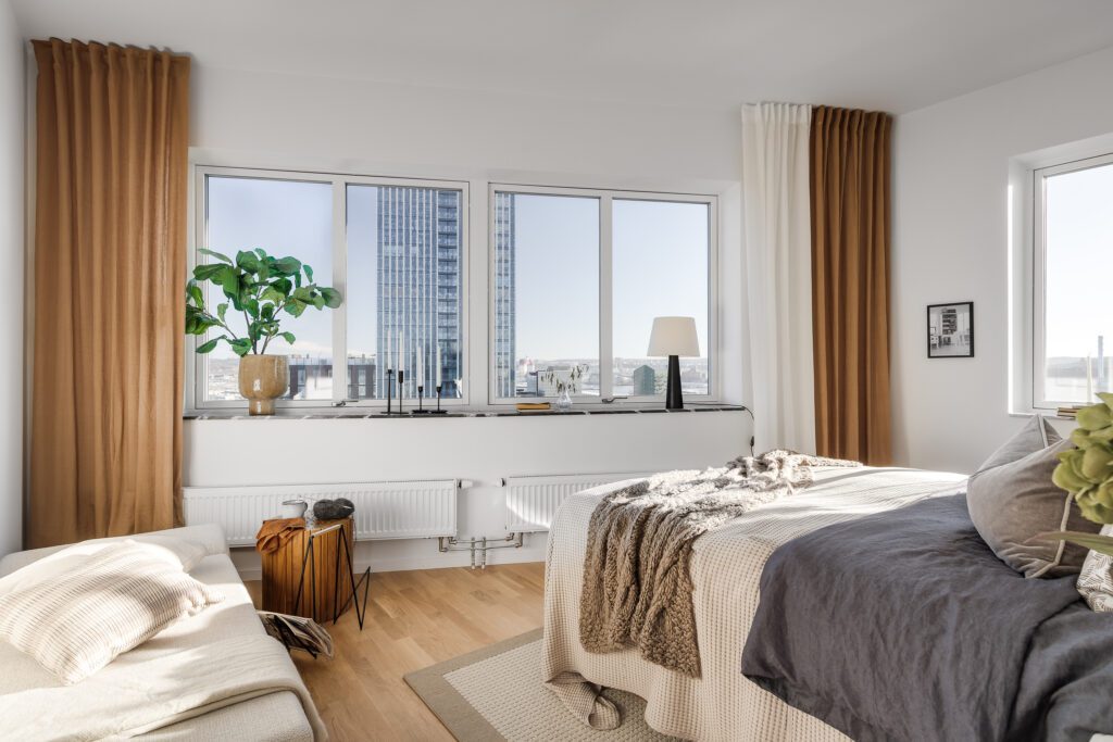 "Atmosfär i Karlastaden – en ny stadsdel i Göteborg med 125 moderna bostäder och närhet till service, natur och kommunikation."