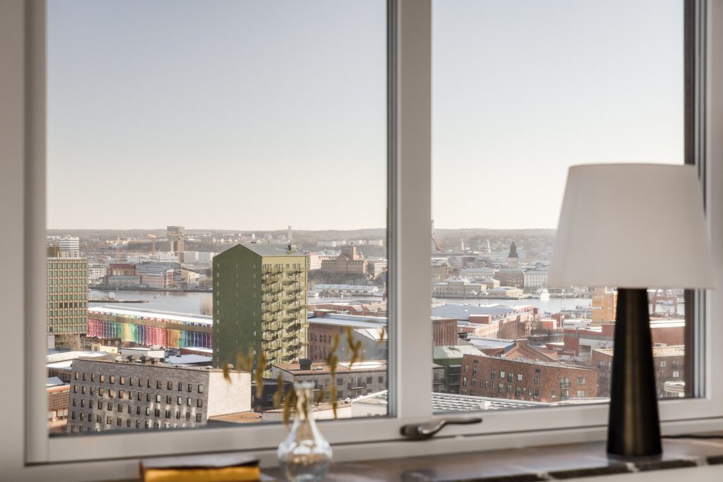 "Atmosfär i Karlastaden – en ny stadsdel i Göteborg med 125 moderna bostäder och närhet till service, natur och kommunikation."