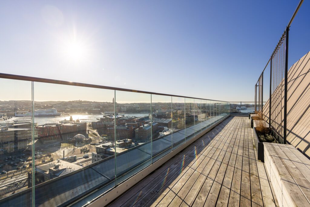 Luftig vy över Karlastaden i Göteborg med Karlatornet och vattnet i bakgrunden, en växande stadsdel med moderna bostäder.