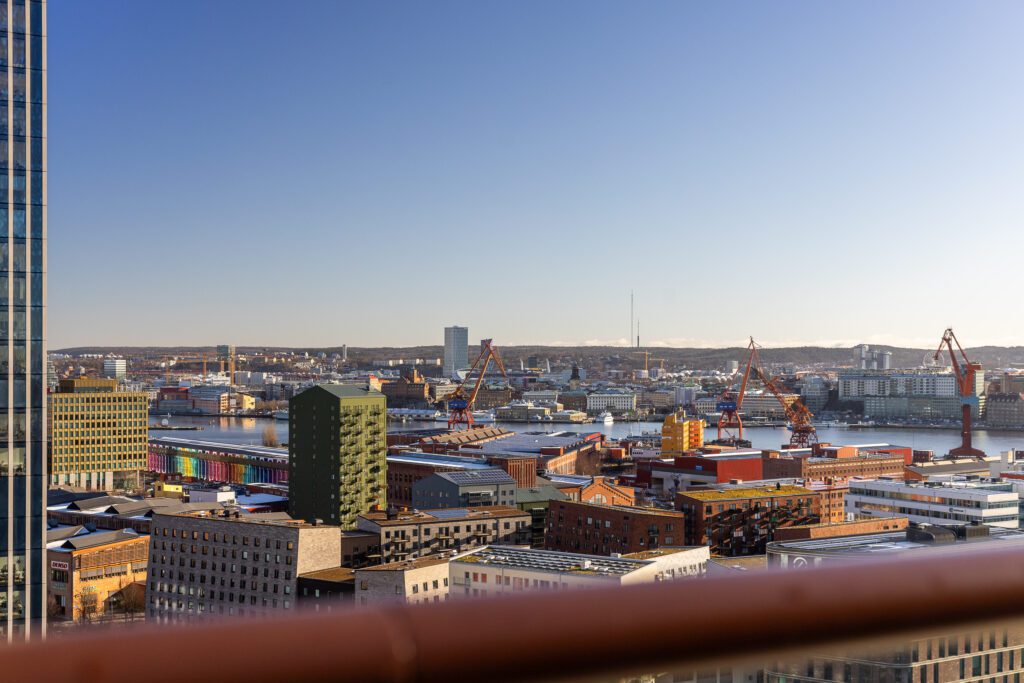 "Atmosfär i Karlastaden – en ny stadsdel i Göteborg med 125 moderna bostäder och närhet till service, natur och kommunikation