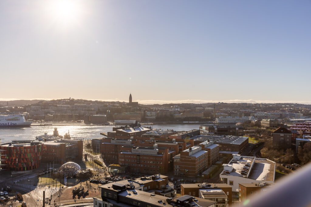 Luftig vy över Karlastaden i Göteborg med Karlatornet och vattnet i bakgrunden, en växande stadsdel med moderna bostäder."