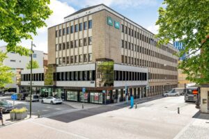 Exteriör av modern kontorsbyggnad på Trädgårdsgatan 37
