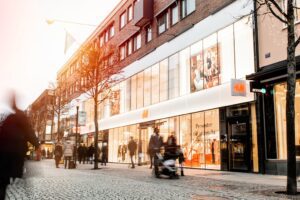 Kvällsliv på gågata vid Bredgränd 5, Jönköping.
