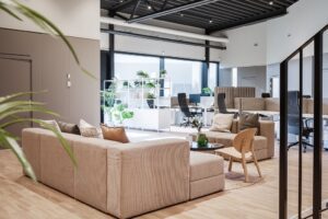 Öppen arbetsyta och lounge på Mötesplatsen Kärnekulla Kontorshotell, Kärnekullavägen, Habo.