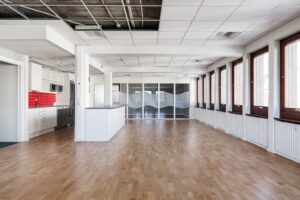 Stor öppen yta med glasvägg och fönster på Trädgårdsgatan 37.