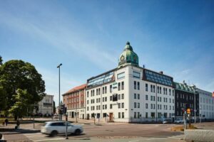 Västra Storgatan 4, Jönköping – hörnfastighet med grön kupol.