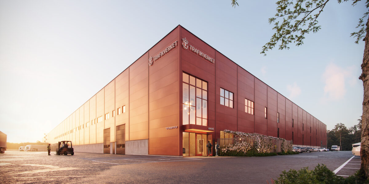 Stor och modern industribyggnad med Trafikverkets logotyp på fasaden.