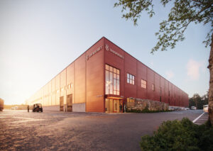 Stor och modern industribyggnad med Trafikverkets logotyp på fasaden.