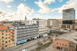 Stadskvarter med fler­vånings­hus och moderna kontorsbyggnader.