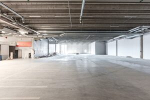 Produktionsyta på Instrumentvägen 2 utrustad för industriell verksamhet.