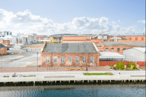 Historiskt hus vid vattnet i Munksjöstaden, Jönköping.