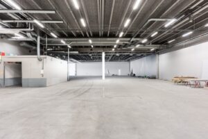 Inre lagerutrymme på Instrumentvägen 2 med hög takhöjd och flexibel planlösning.