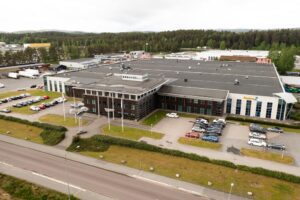 Parkeringsområde vid Instrumentvägen 2 med plats för lastbilar och personalfordon.